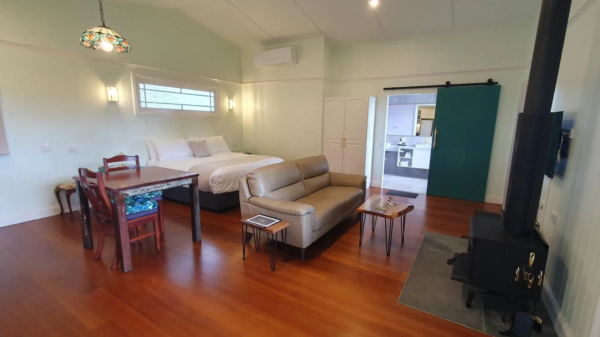 Guest house Couples Accessible Cabin, Zarina Country Cabins, 6 Witta Australia